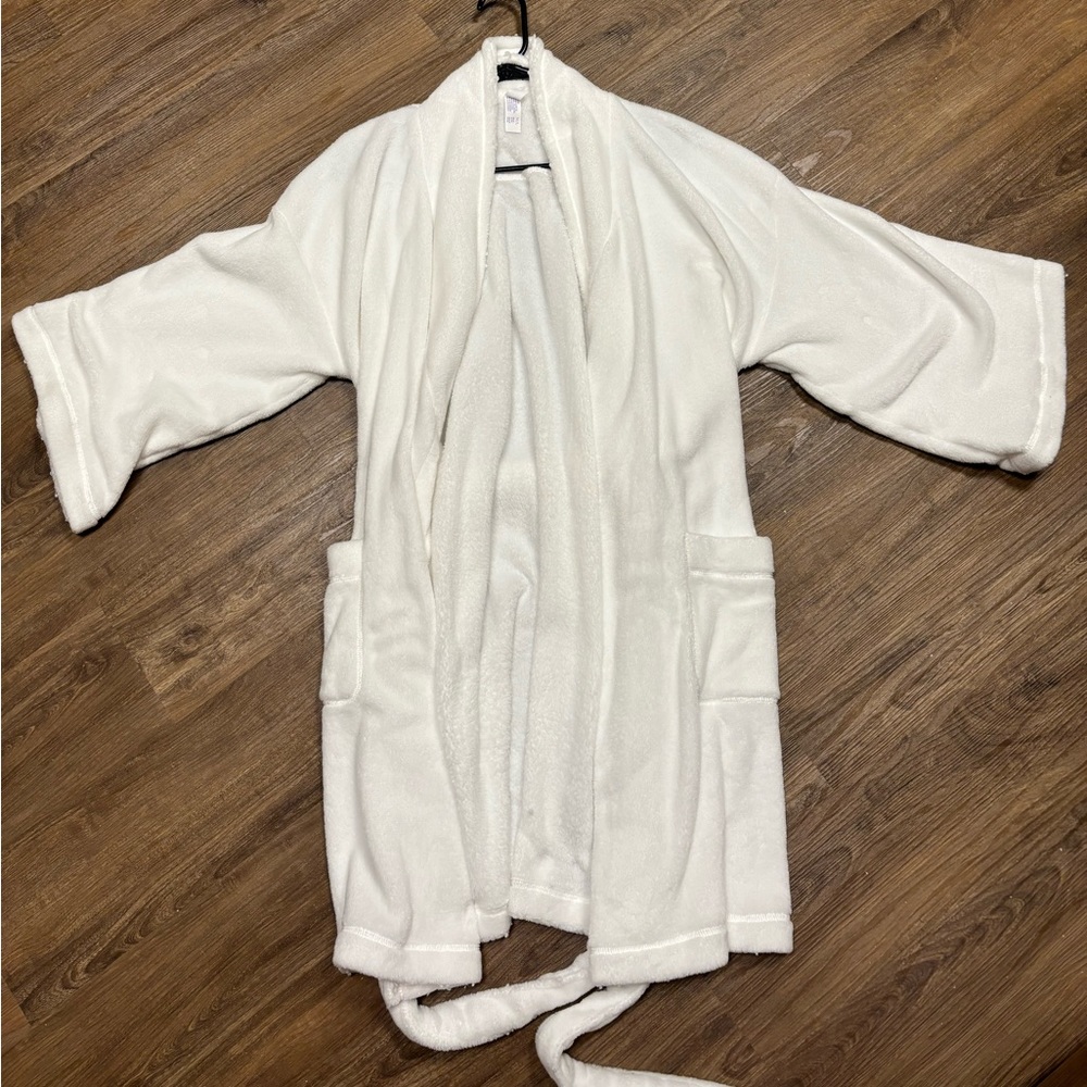 White Robe - Picture 4 of 4
